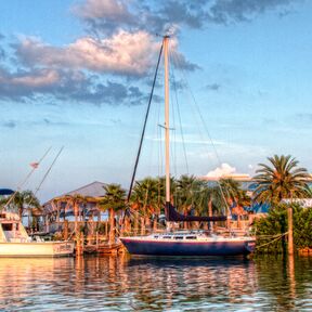 Abendlicht fällt auf die Boote in der Marina von New Smyrna Beach