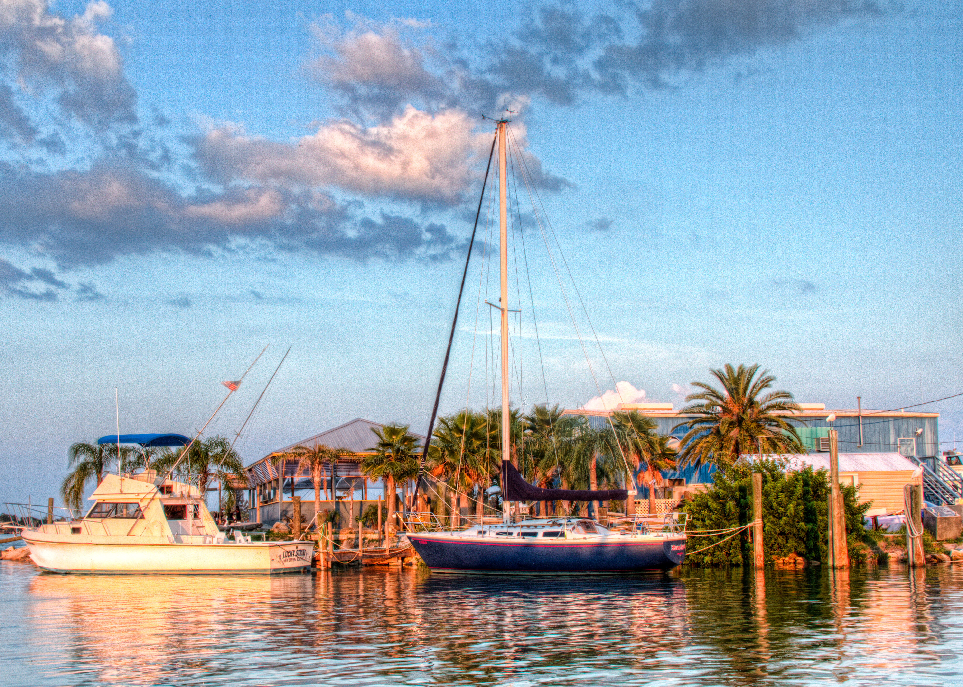 Abendlicht fällt auf die Boote in der Marina von New Smyrna Beach