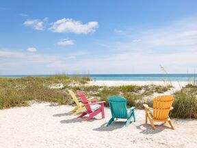 Bunte Liegestühle am Strand bei Bradenton
