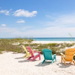 Bunte Liegestühle am Strand bei Bradenton Bunte Liegestühle am Strand bei Bradenton
