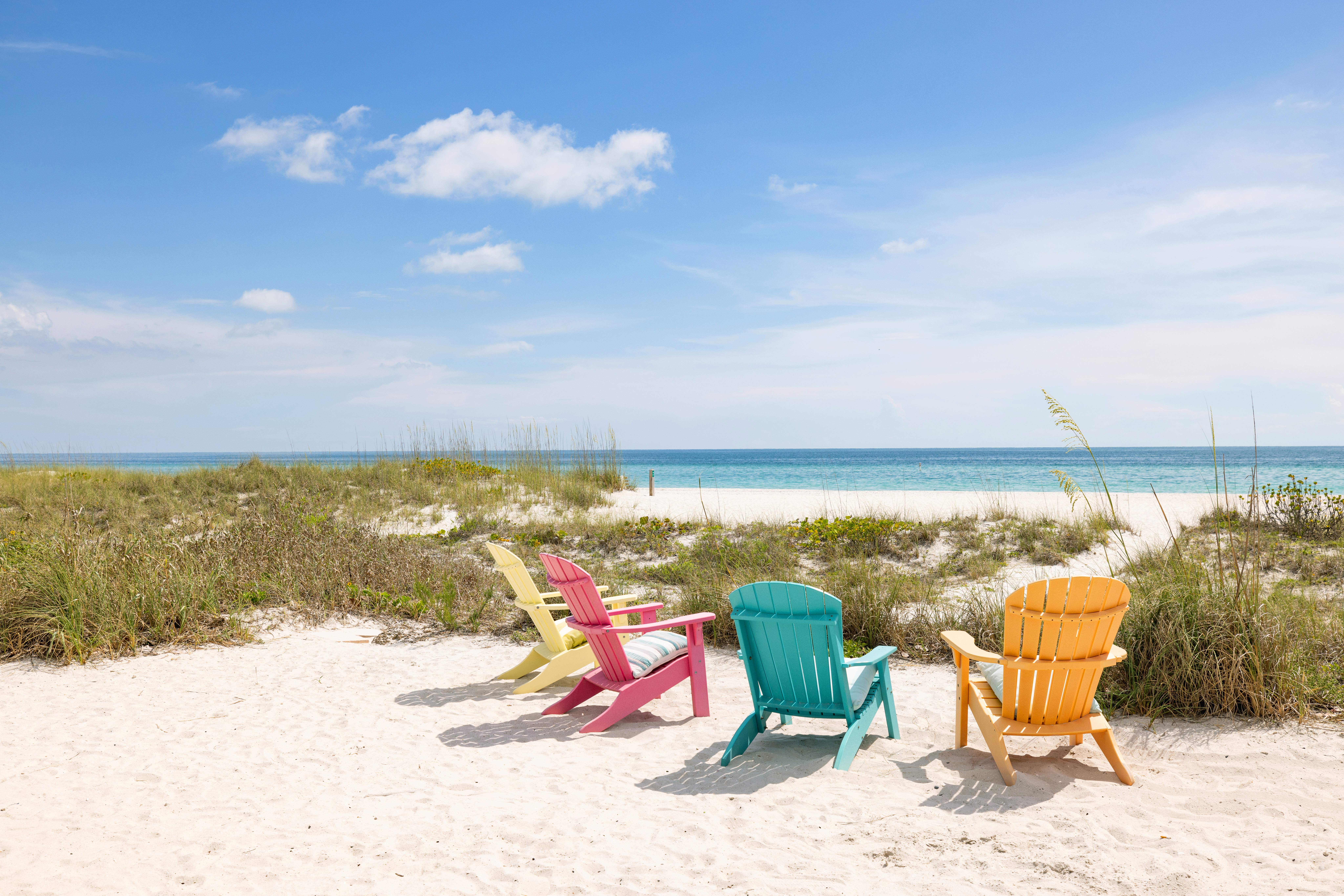 Bunte Liegestühle am Strand bei Bradenton