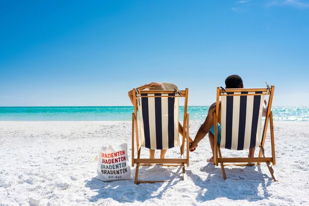 Pärchen am weißen Sandstrand von Bradenton Pärchen am weißen Sandstrand von Bradenton
