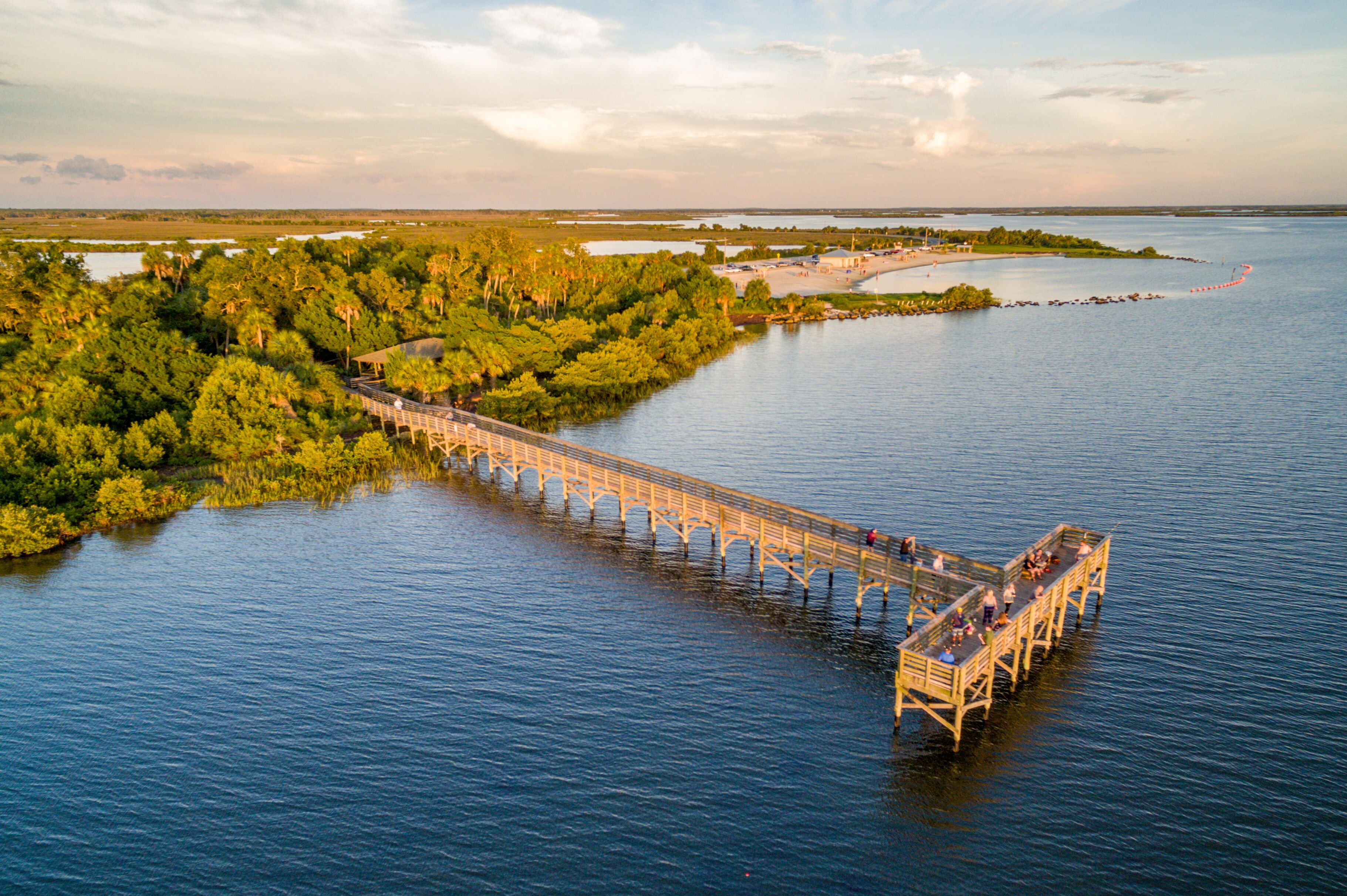 Blick auf den Pier im Crystal River Park in Florida