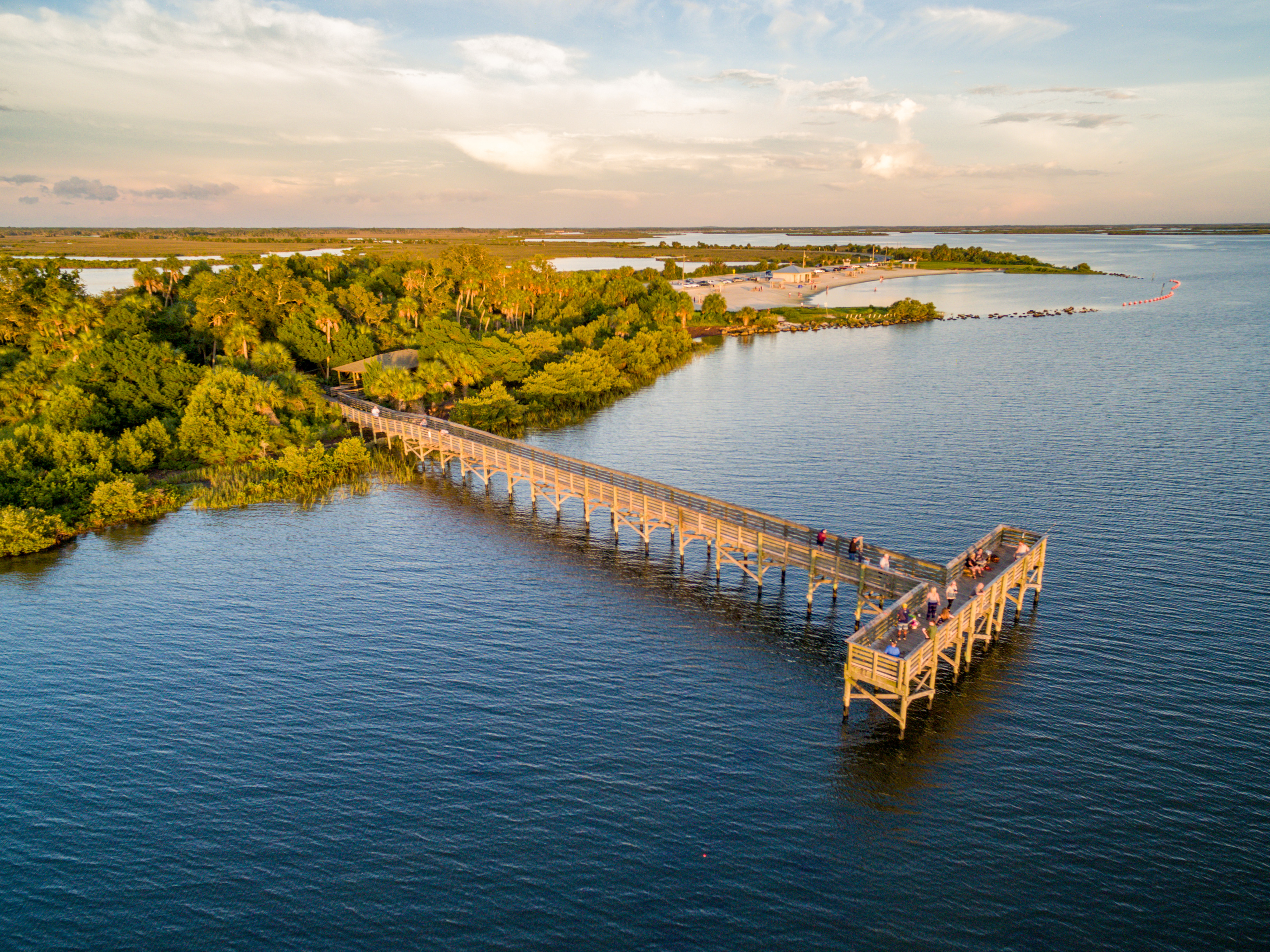Blick auf den Pier im Crystal River Park in Florida