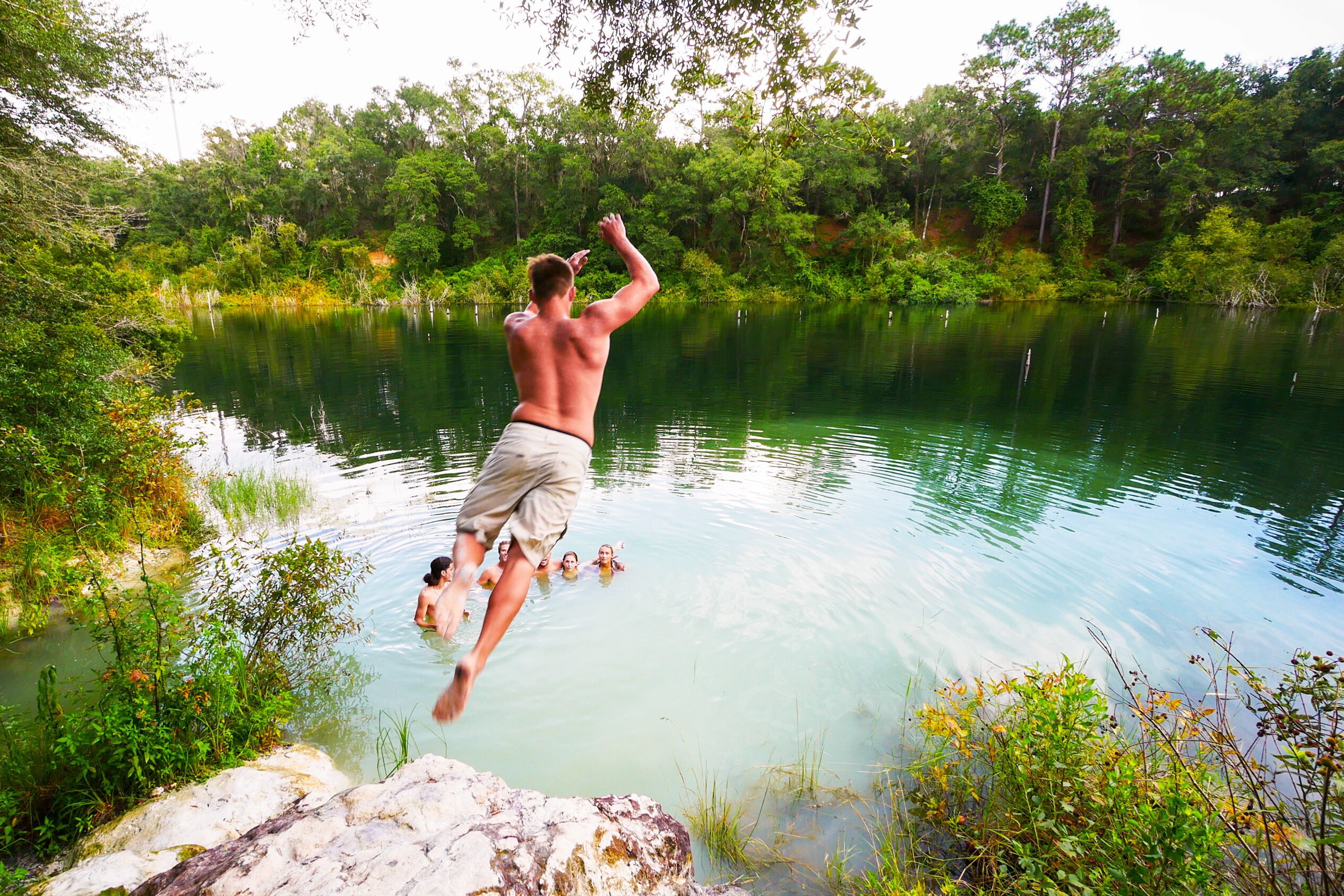 Ins erfrischende Nass springen im Withlacoochee State Forest in Florida