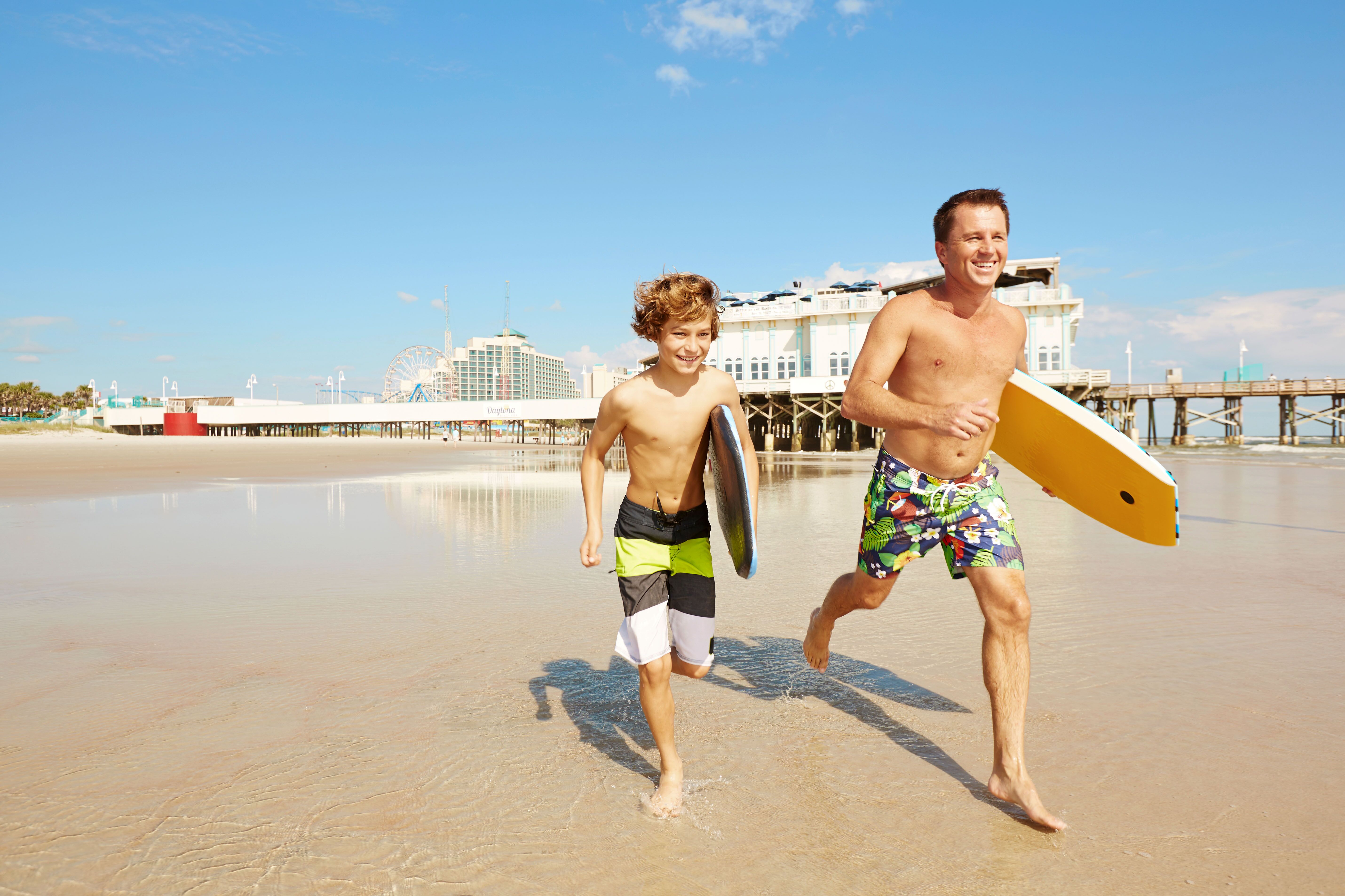 Vater und Sohn am Daytona Beach in Florida