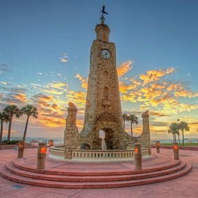 Der Clocktower Plaza am Daytona Beach in Florida