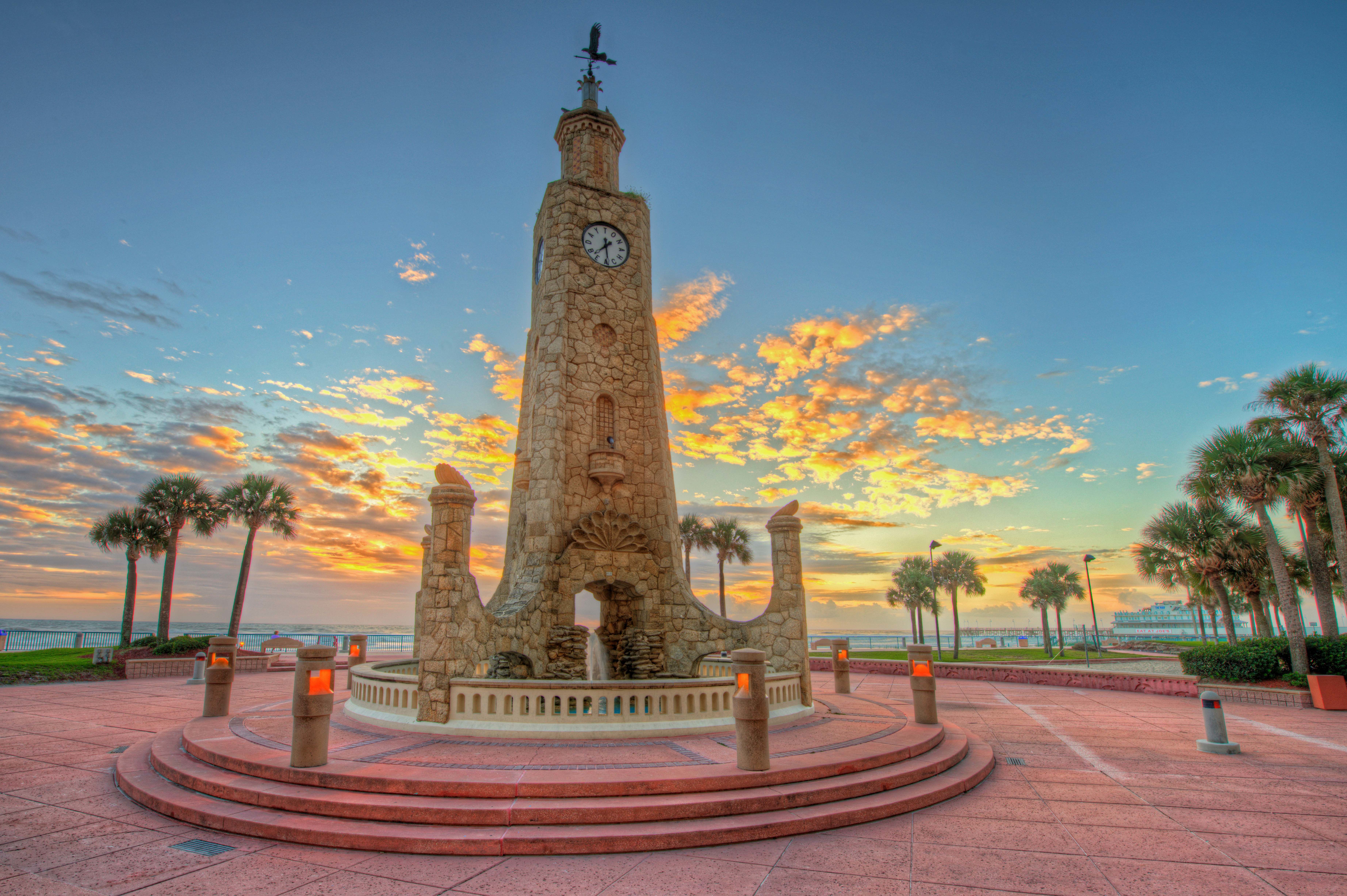 Der Clocktower Plaza am Daytona Beach in Florida