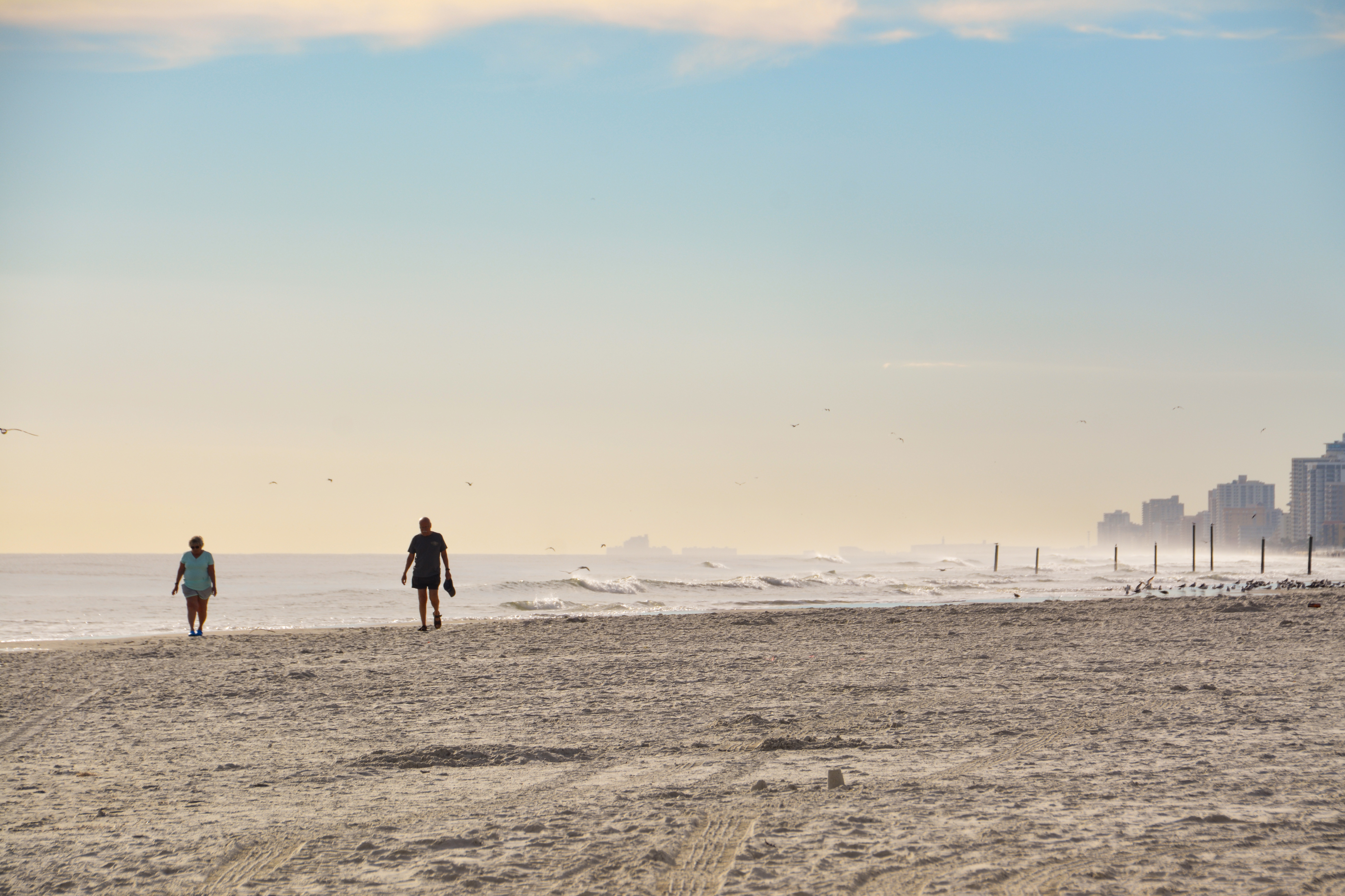 Am Strand von Daytona Beach in Florida entlangspazieren