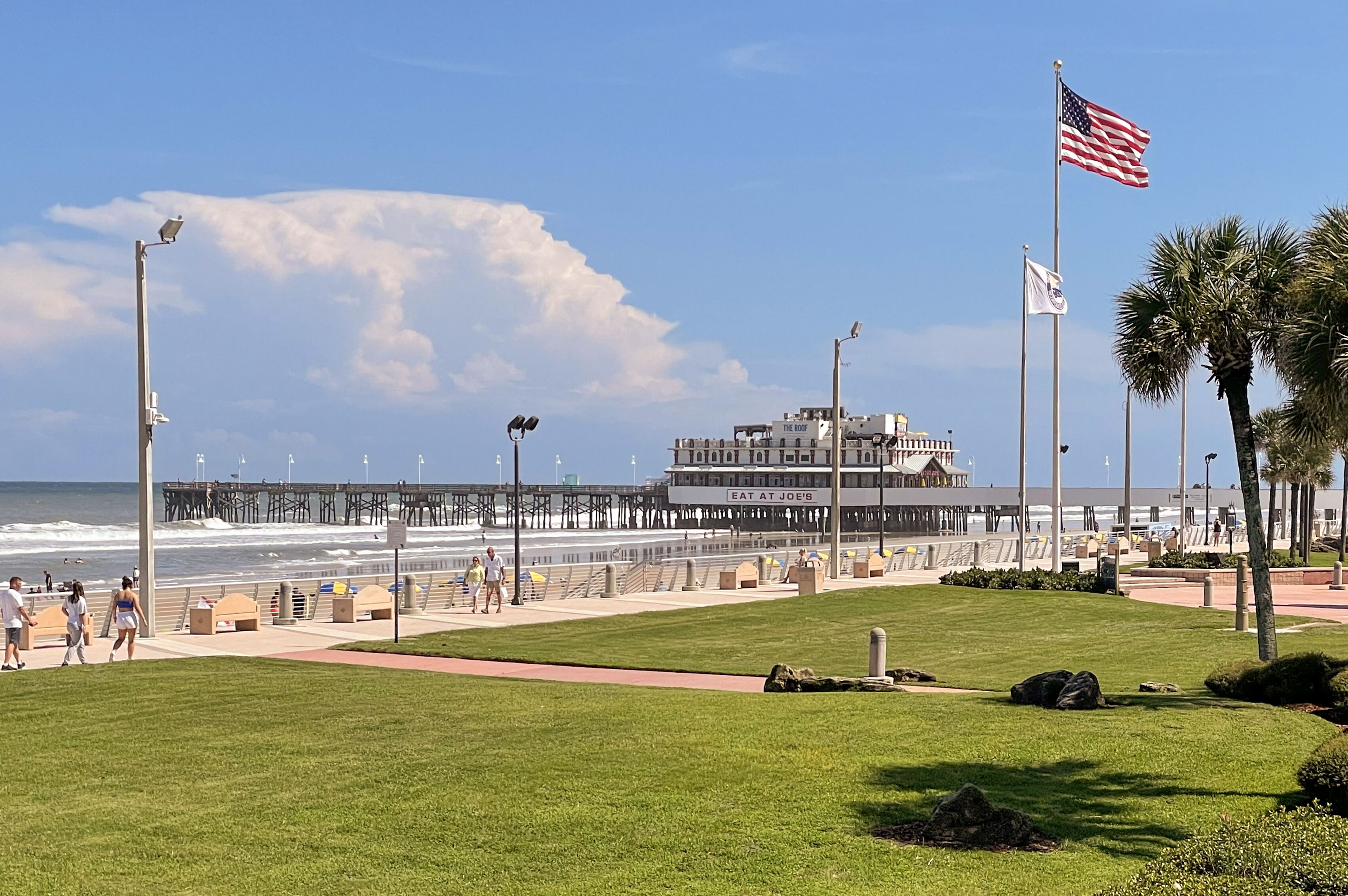 Langer Steg und Pier am Daytona Beach in Florida