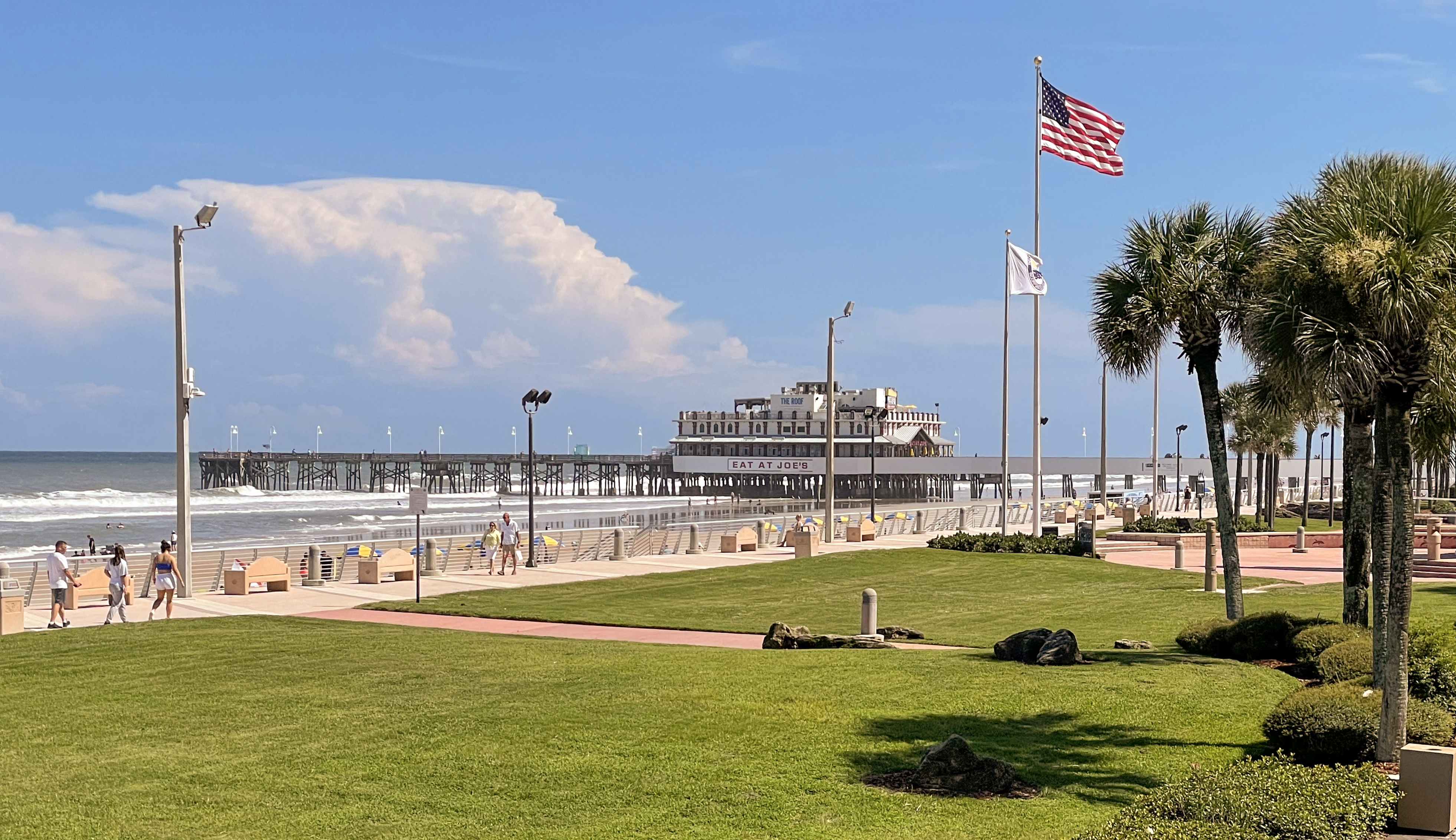 Langer Steg und Pier am Daytona Beach in Florida