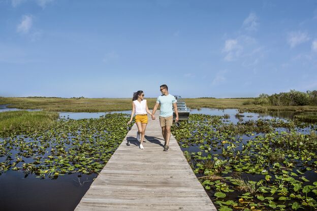 Ein Paar beim Spaziergang auf einem Boardwalk in den Everglades in Florida