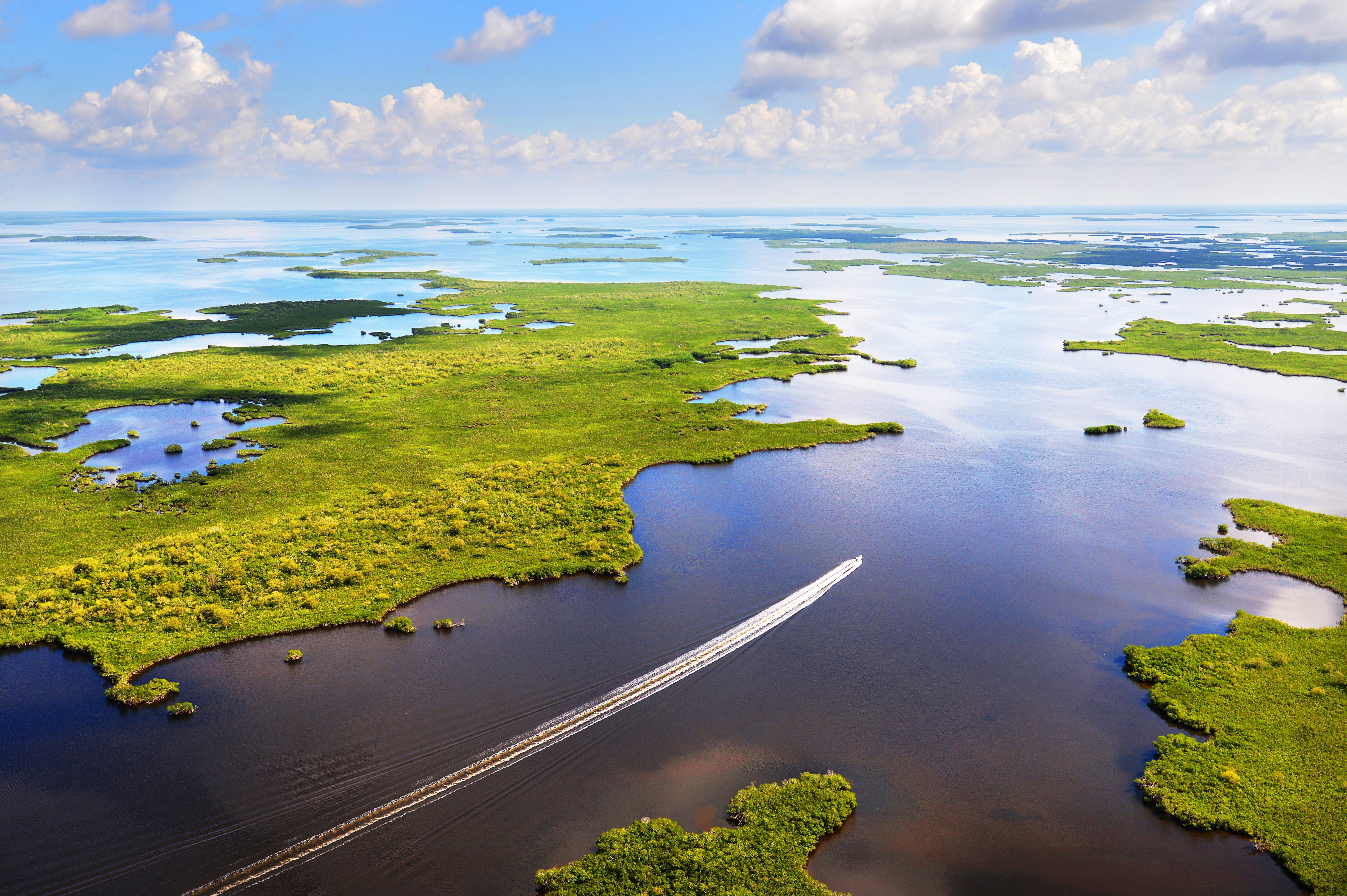 Ein Boot fÃ¤hrt vom Joe River in die Whitewater Bay im Everglades National Park, Florida