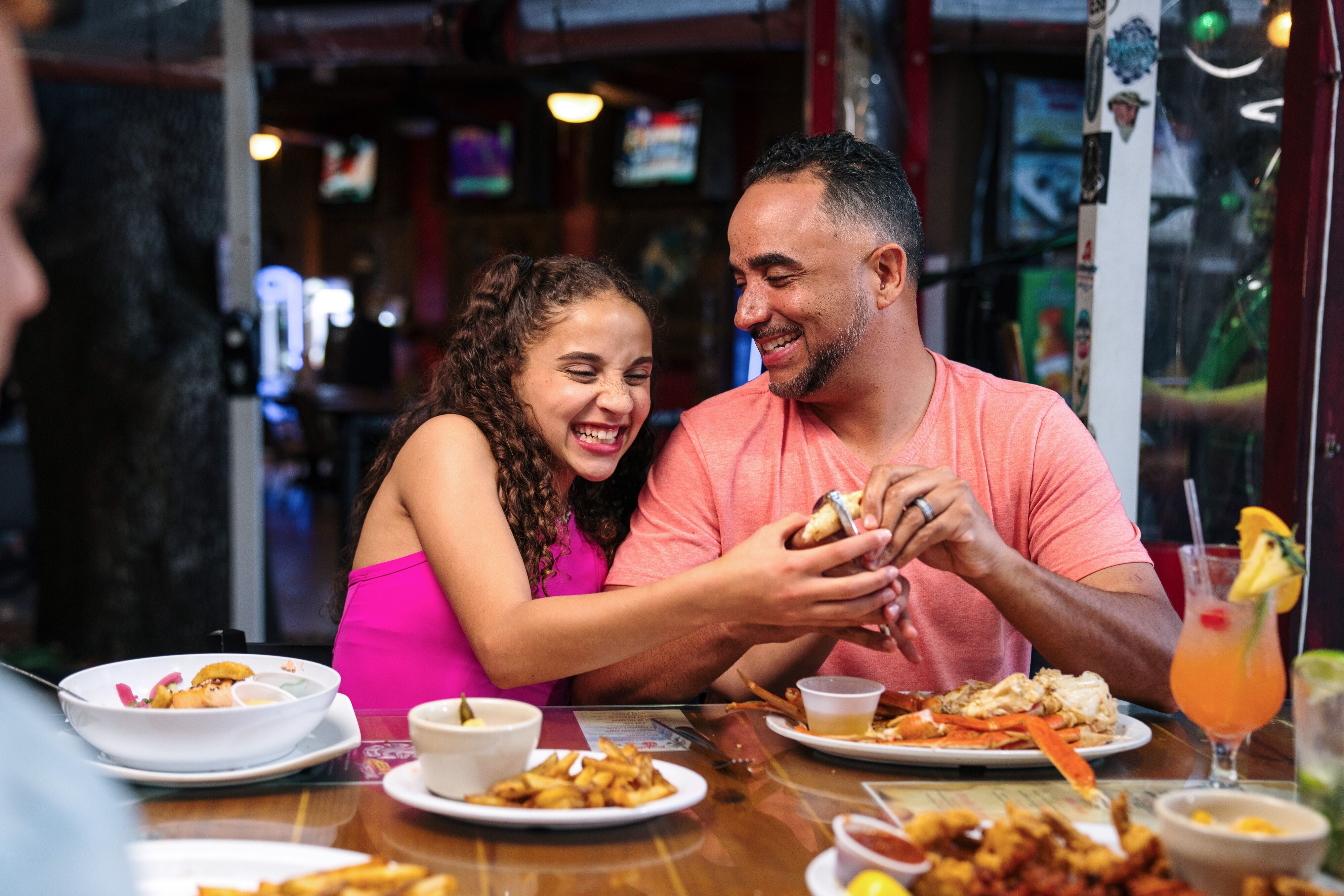 Familie genießt Speisen in der Tiki Bar von Floridas Sports Coast