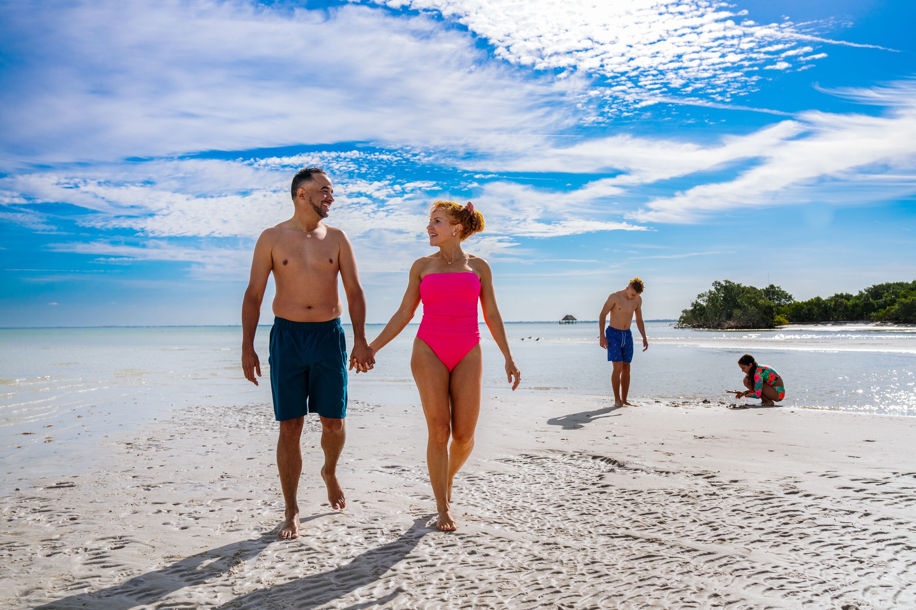 Paar läuft am Strand entlang in Floridas Sports Coast