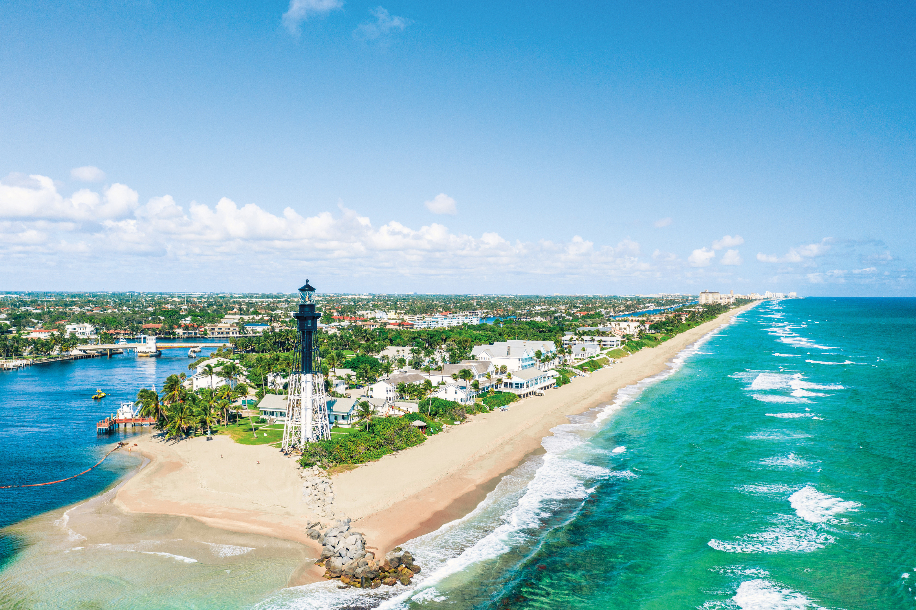 Blick auf Hillsboro Beachs weiße Promenade