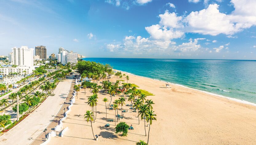Blick aus der Luft auf die Strandpromenade von Fort Lauderdale in Florida