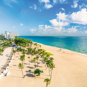 Blick aus der Luft auf die Strandpromenade von Fort Lauderdale in Florida