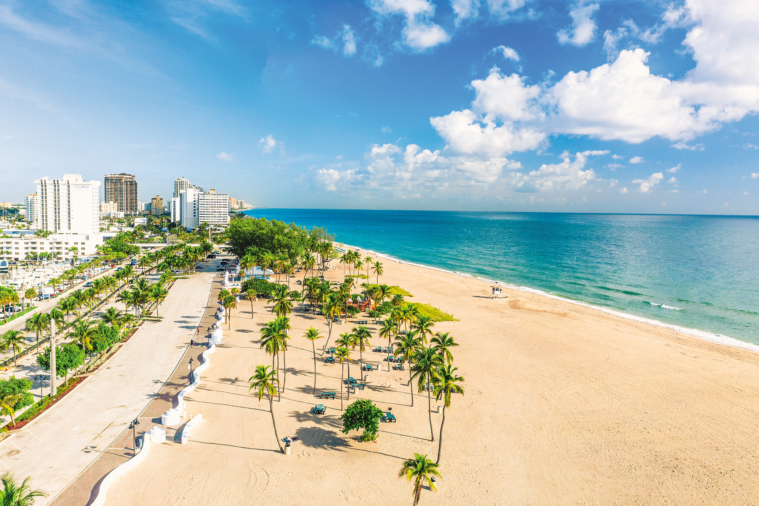 Blick aus der Luft auf die Strandpromenade von Fort Lauderdale in Florida