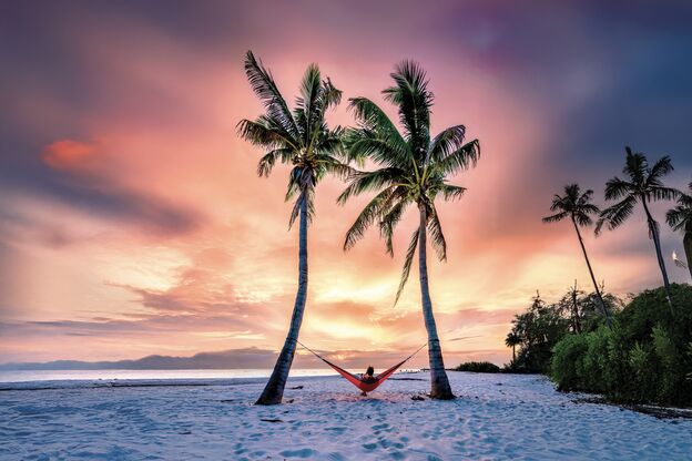 Auf einer Hängematte unter Palmen den Sonnenuntergang in Fort Myers genießen Auf einer Hängematte unter Palmen den Sonnenuntergang in Fort Myers genießen