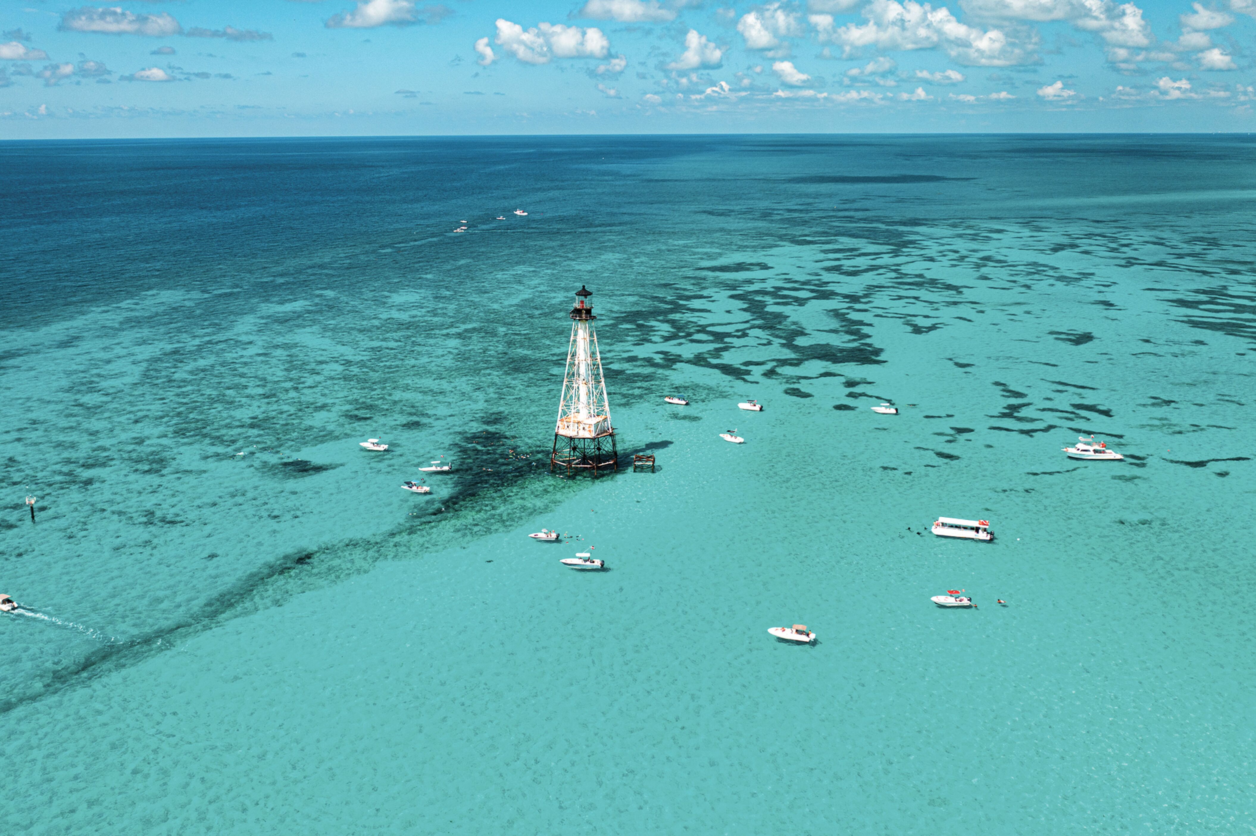 Blick auf den historischen Alligator Reef Leuchtturm vor der Küste von Islamorada in den Florida Keys
