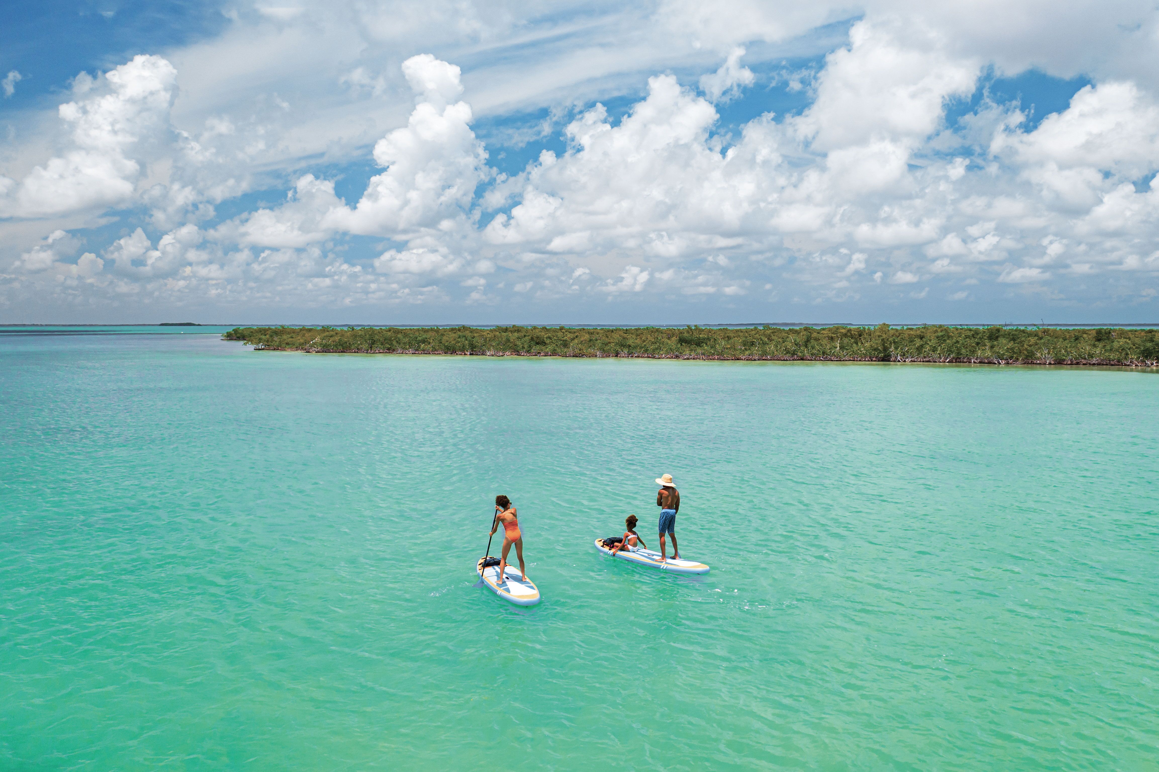 Familie fährt Paddleboard auf Key Largo