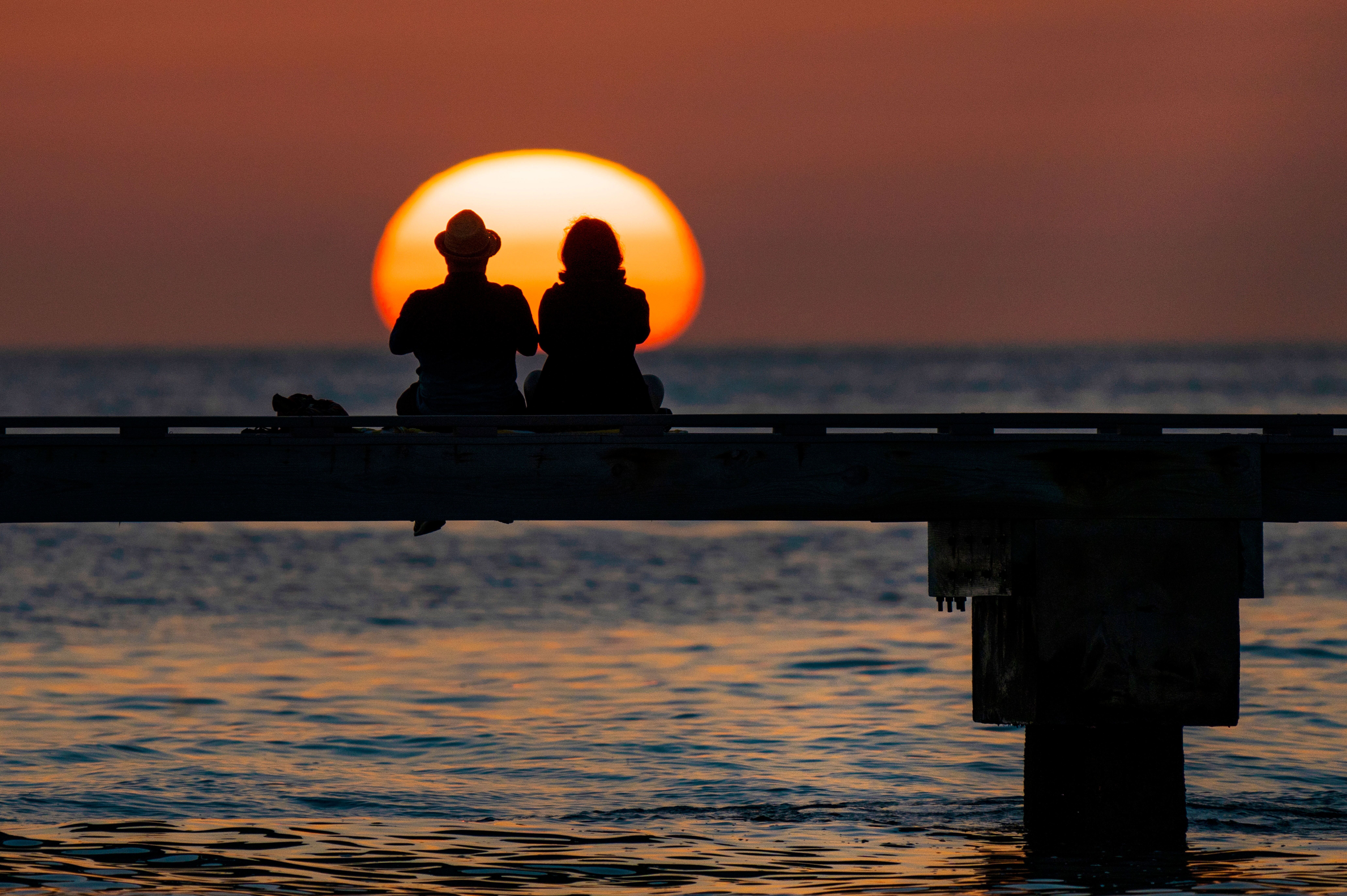 Romantische Zweisamkeit bei Sonnenuntergang