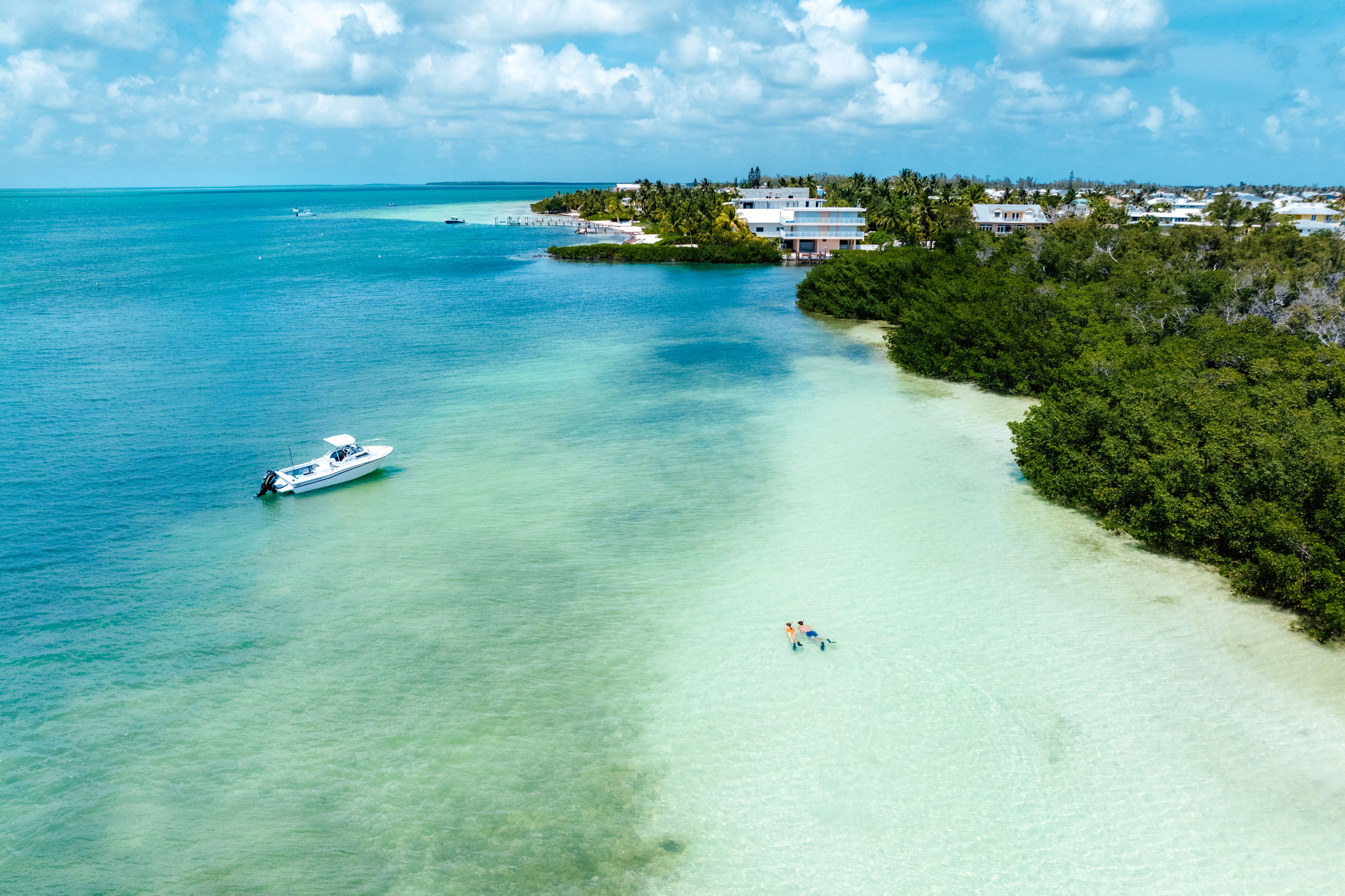 Pärchen schnorchelt in den Gewässern vor Islamorada
