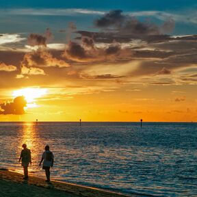 Zwei Spaziergänger im Sonnenuntergang am Smathers Beach auf Key West, Florida Keys, Florida