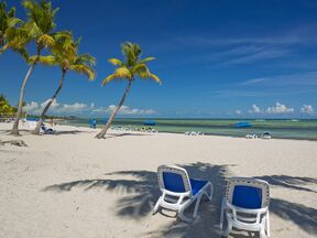 Zwei Sonnenliegen am Smathers Beach auf Key West, Florida Keys, Florida