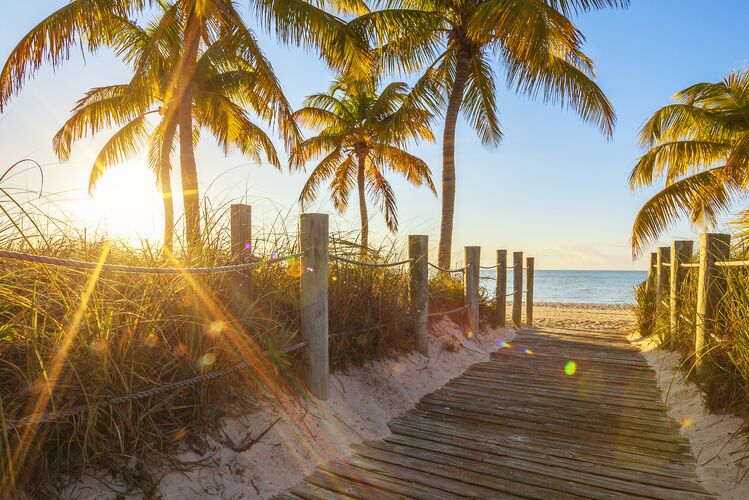 Mit dem Steg zum Strand von Key West im Sonnenuntergang
