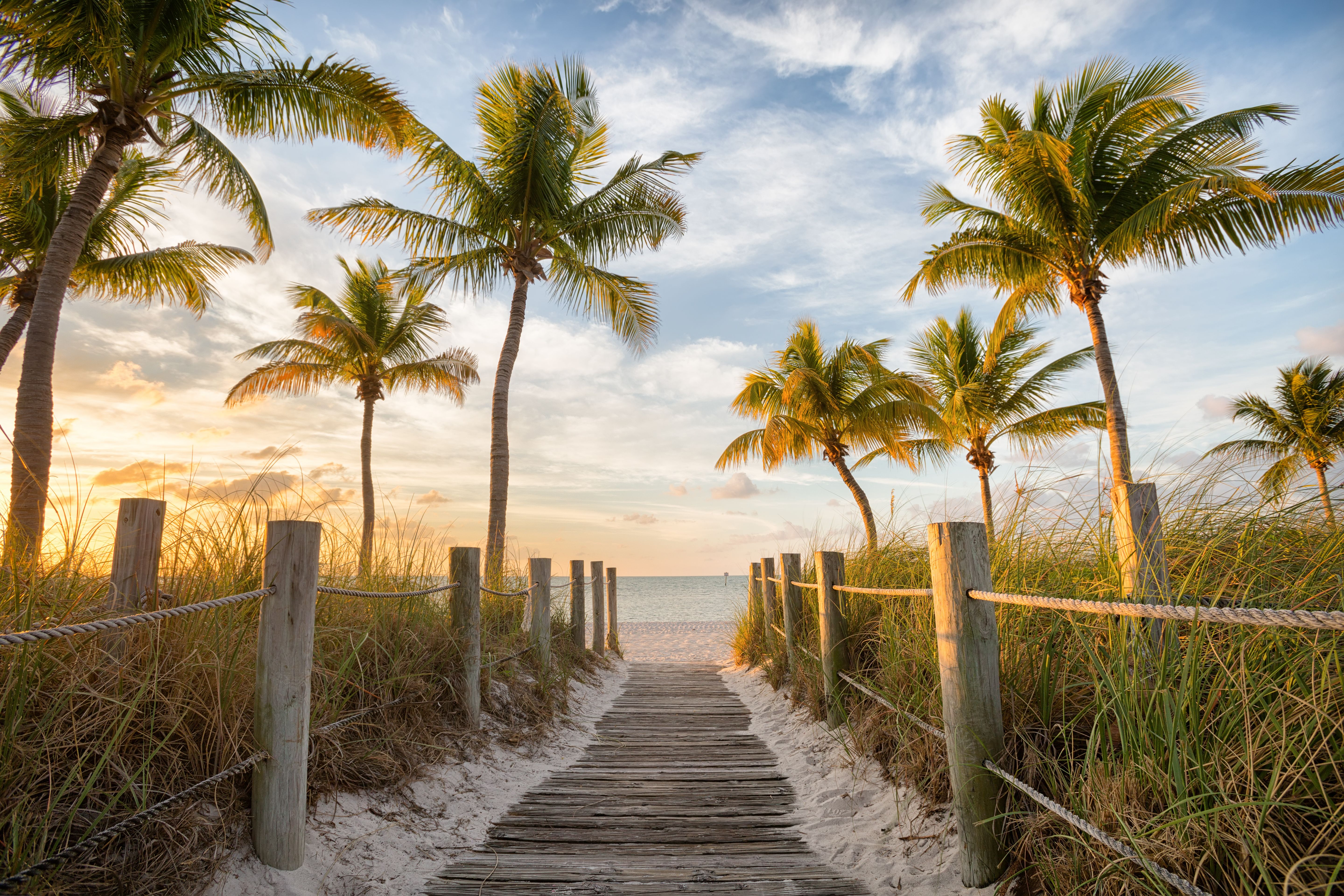 Ein FuÃŸweg zum Smathers Beach bei Sonnenaufgang in Key West, Florida