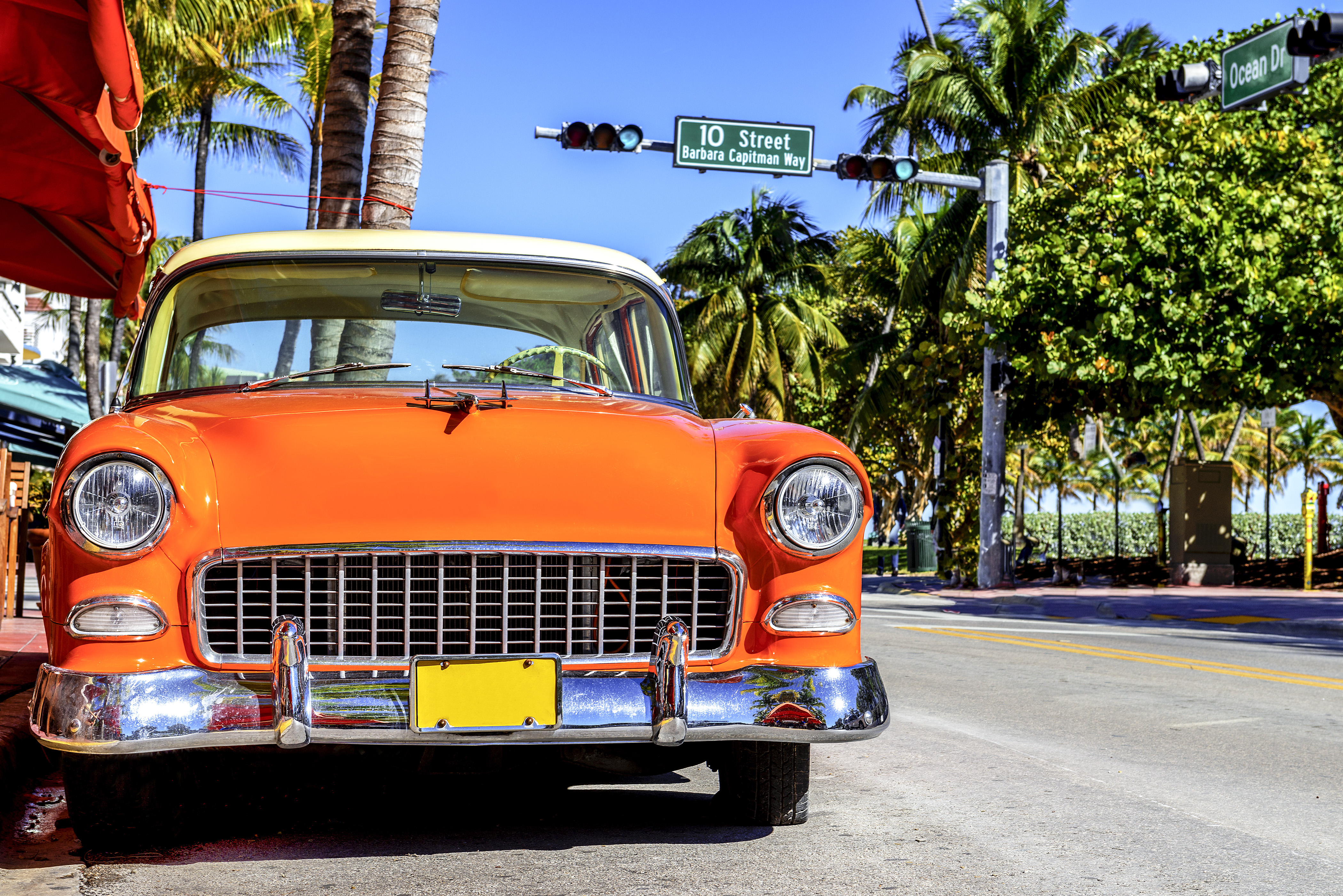 Ein Auto im bekannten Art Deco District in South Beach, Miami in Florida