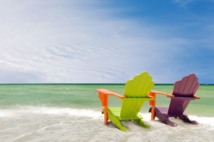 Bunte Lounge Chairs am Strand von Miami, Florida, USA
