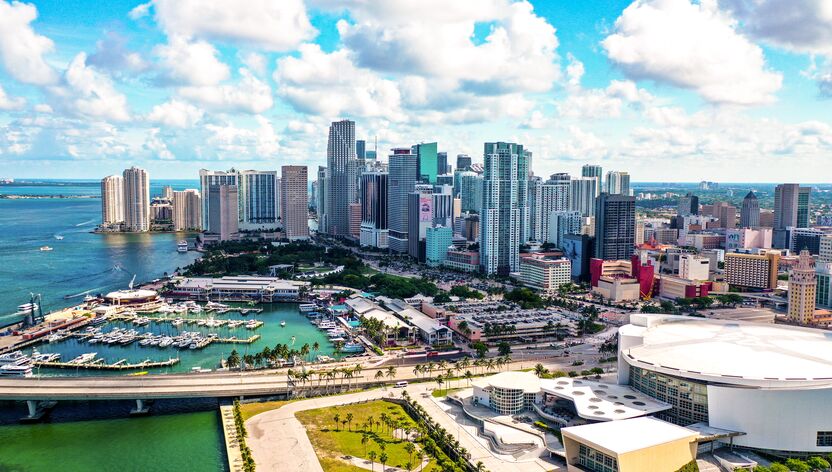 Blick auf die Miami Bay Area mit der Skyline im Hintergrund Blick auf die Miami Bay Area mit der Skyline im Hintergrund