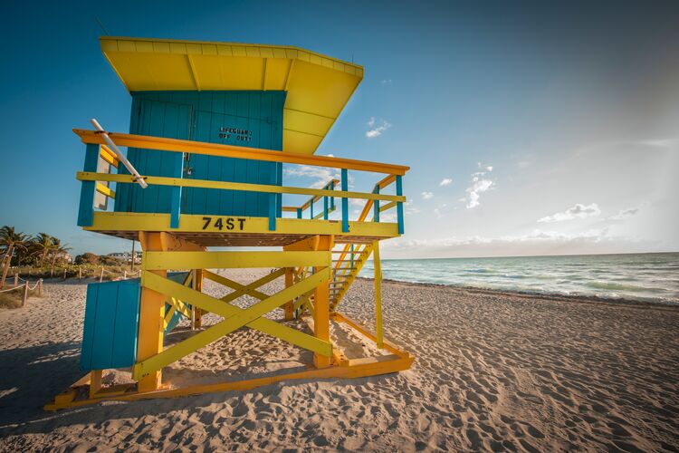 Ein ikonischer Lifeguard Tower am North Beach in Miami