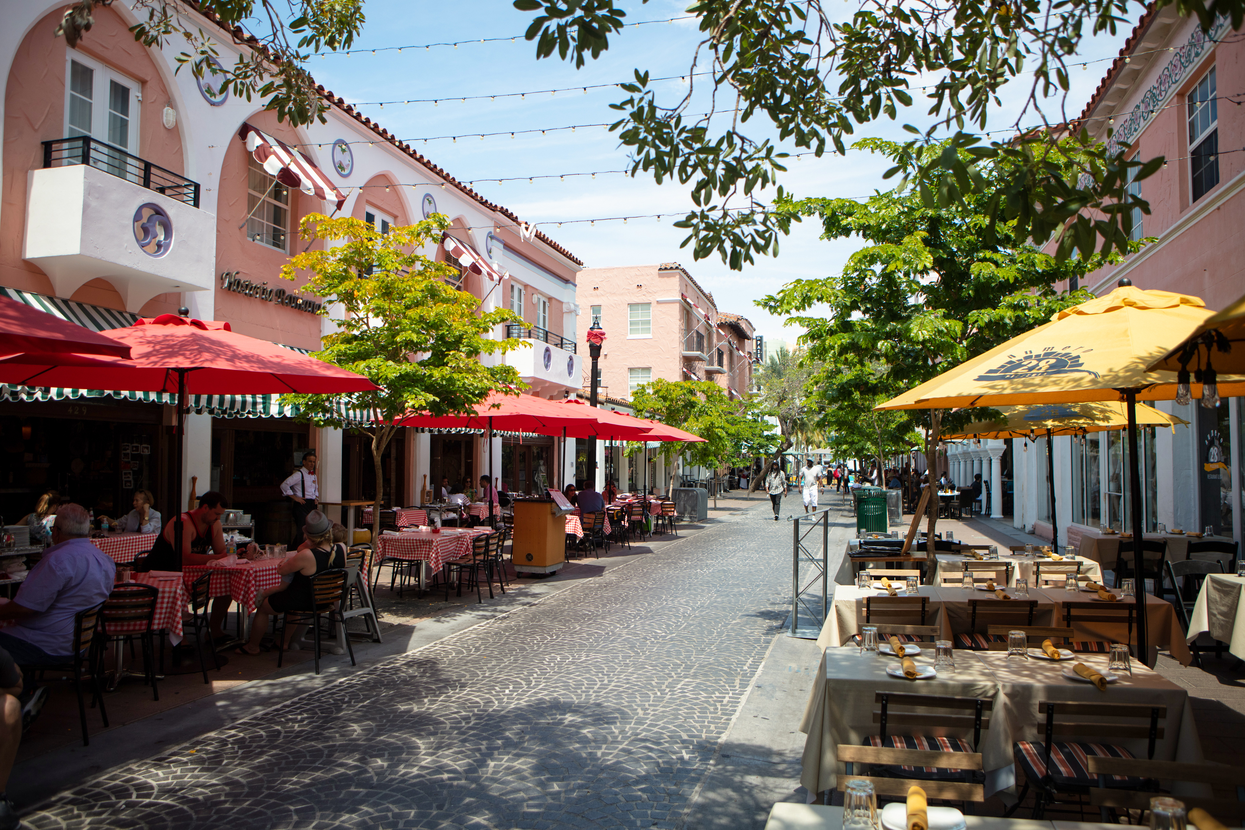Bummeln am kleinen Espanola Way am South Beach in Miami