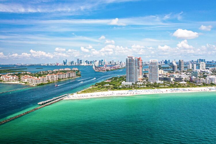 Blick auf den Hafen und die Skyline von South Beach in Miami