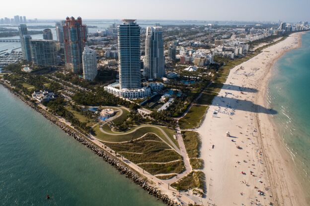 Blick auf den South Beach Pointe mit der Skyline von Miami Beach