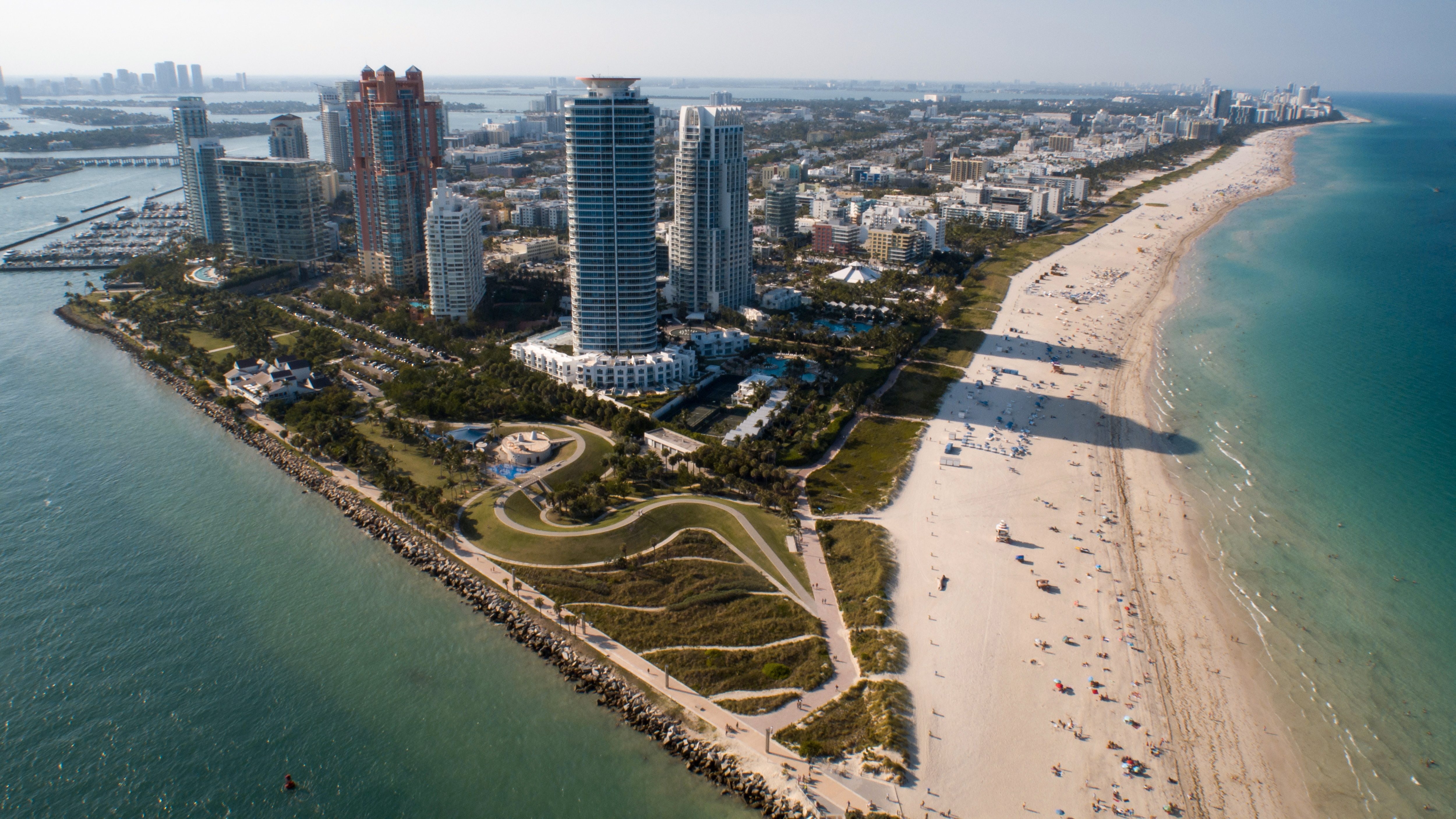 Blick auf den South Beach Pointe mit der Skyline von Miami Beach