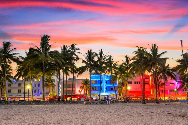 Ocean Drive in Miami Beach bei Sonnenuntergang