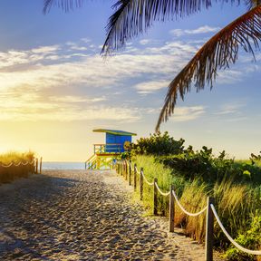 Farbenfroher Rettungsturm am Strand von South Beach, Miami Beach