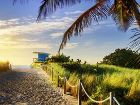 Farbenfroher Rettungsturm am Strand von South Beach, Miami Beach