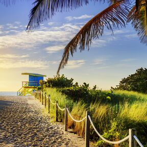 Farbenfroher Rettungsturm am Strand von South Beach, Miami Beach