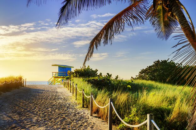 Farbenfroher Rettungsturm am Strand von South Beach, Miami Beach Farbenfroher Rettungsturm am Strand von South Beach, Miami Beach