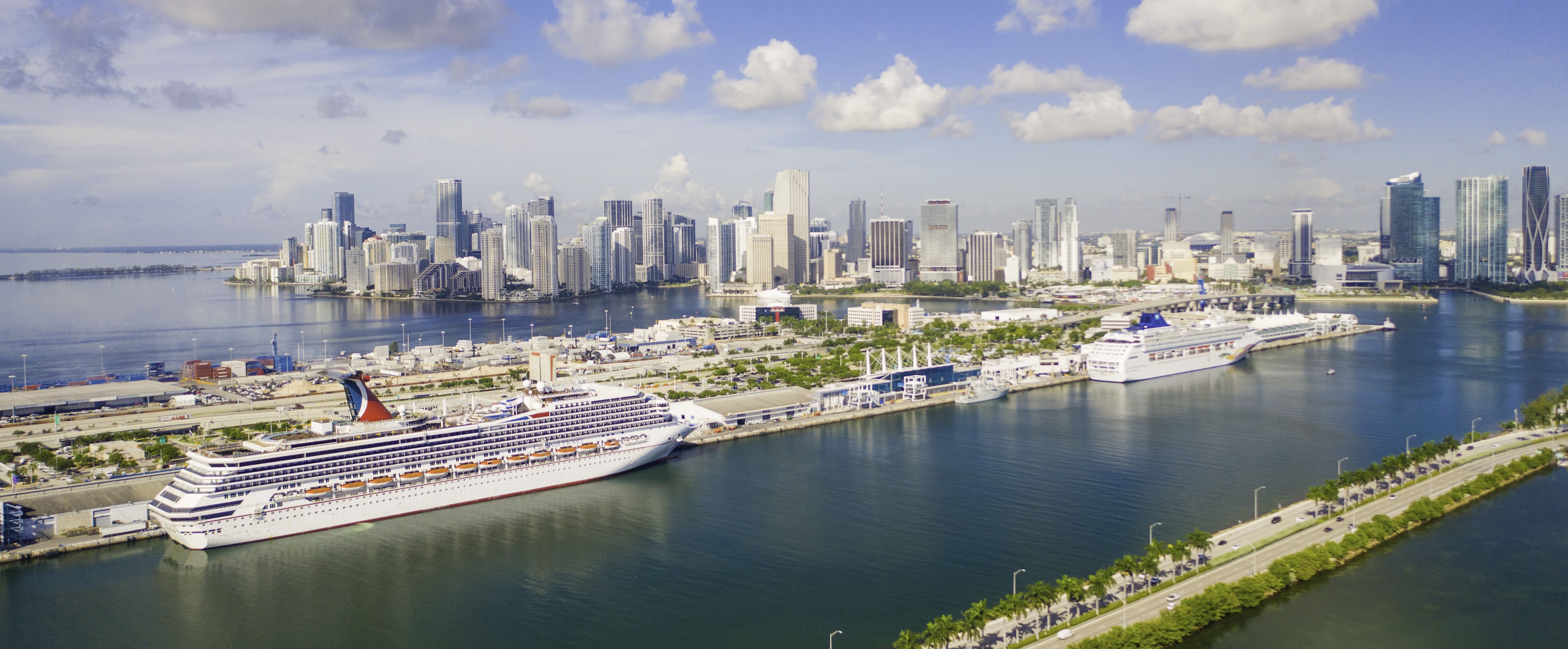 Kreuzfahrtschiffe liegen im Hafen von Miami mit Blick auf die Skyline Kreuzfahrtschiffe liegen im Hafen von Miami mit Blick auf die Skyline