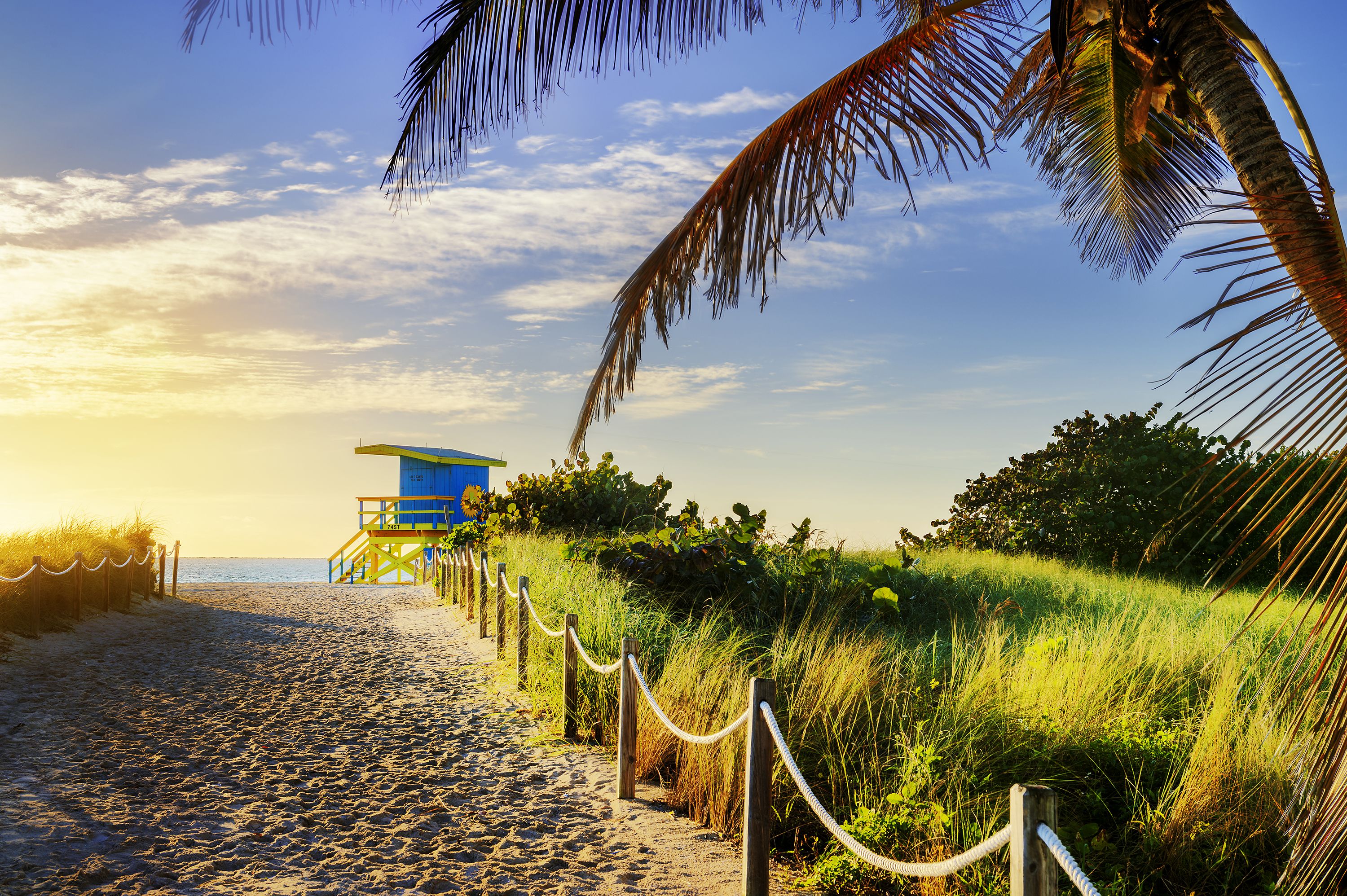 Ein farbenfroher Lifeguard Tower in Miami Beach bei Sonnenaufgang