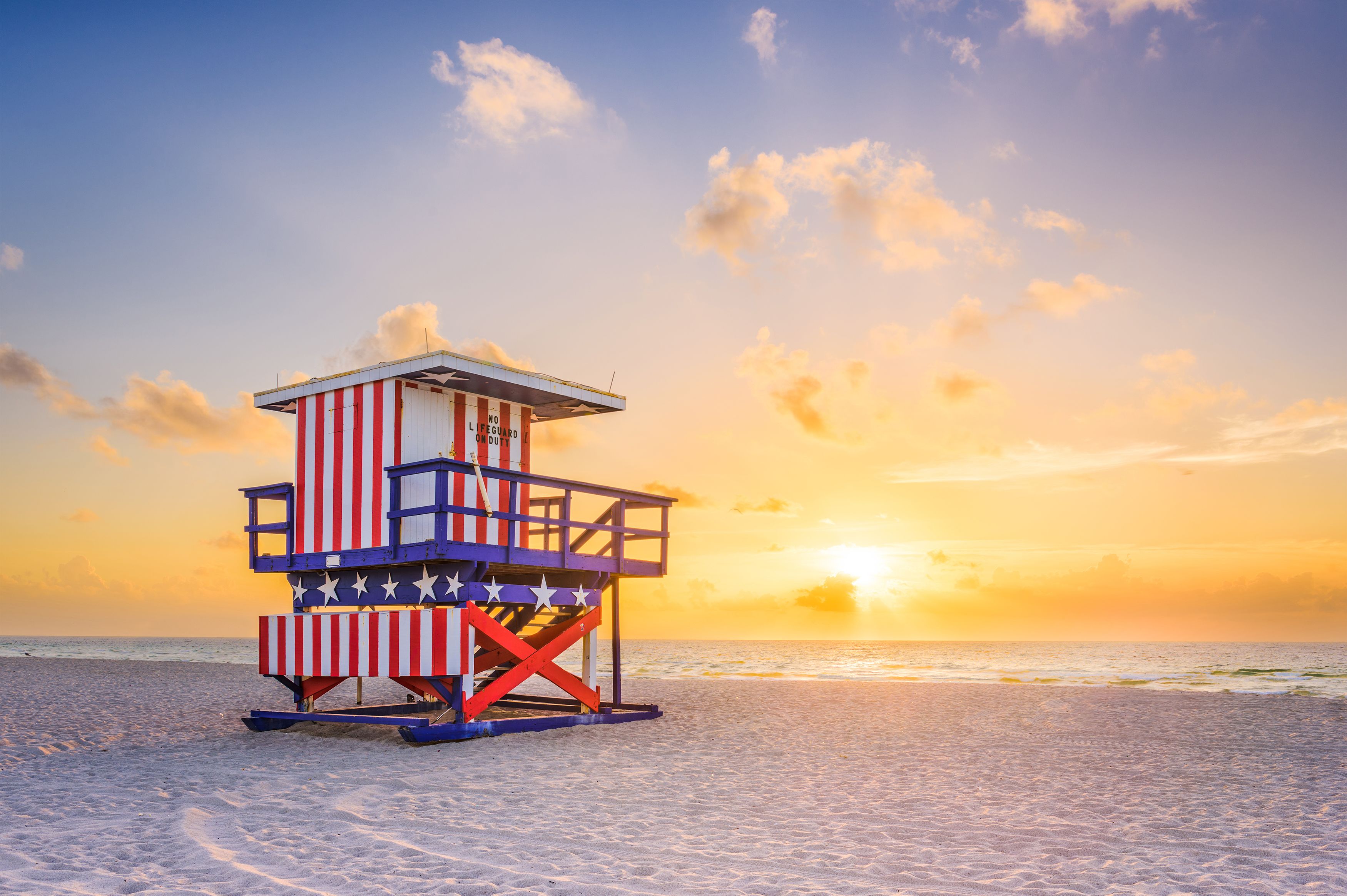 Ein Lifeguard Tower in Miami Beach bei Sonnenaufgang