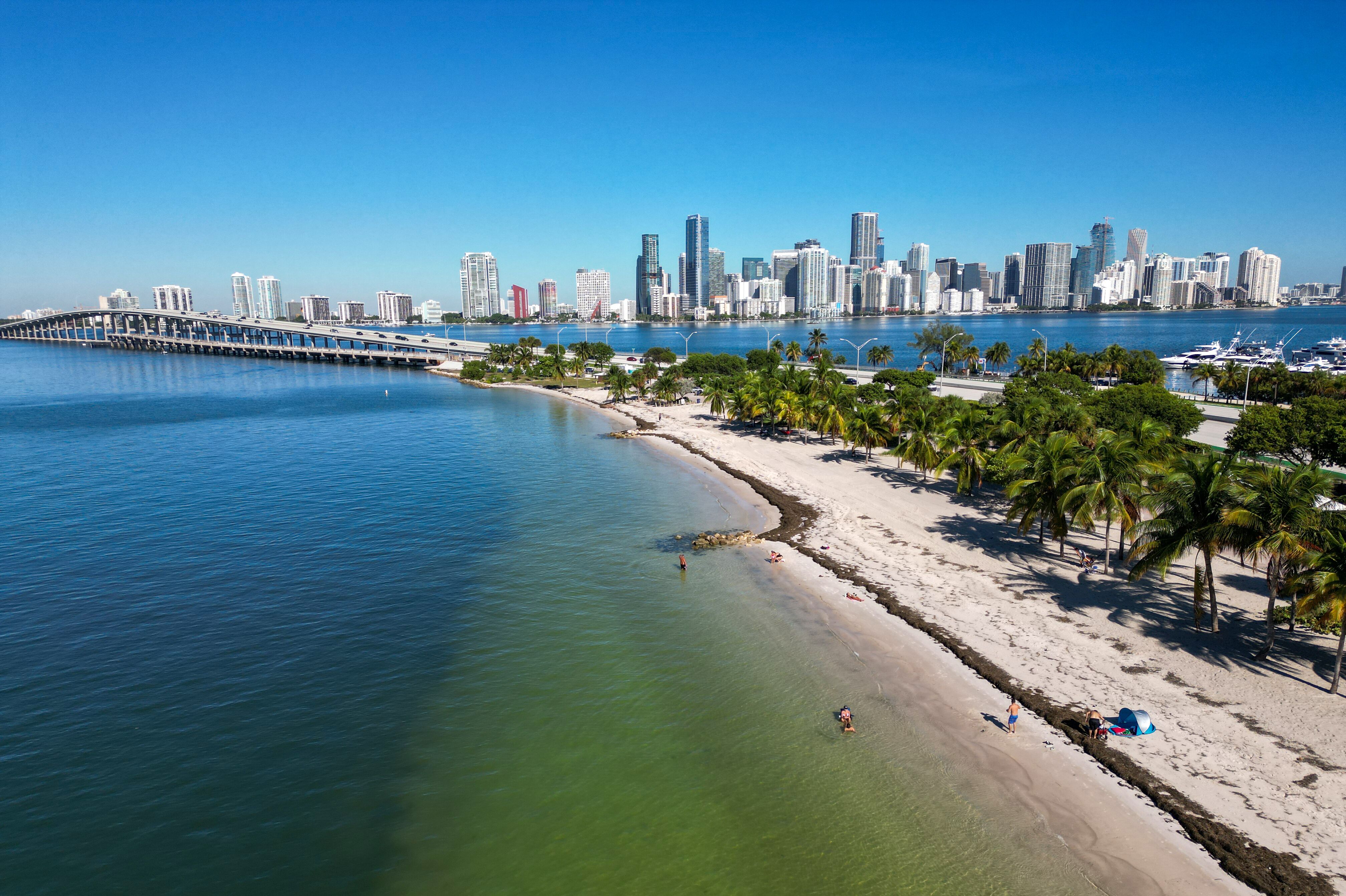 Strand vor Miamis Skyline
