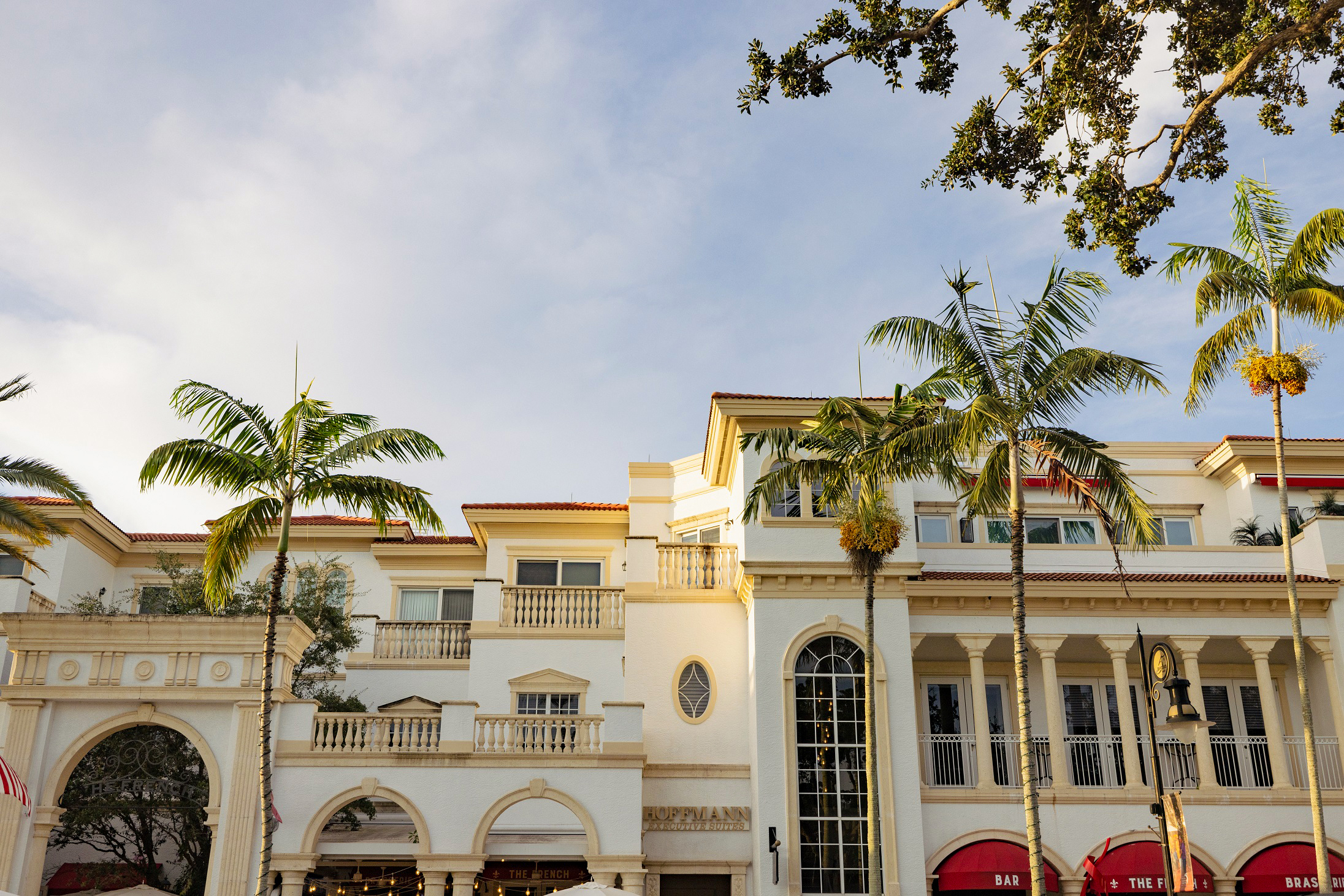 Beeindruckende Häuser an der Fifth Avenue in Naples